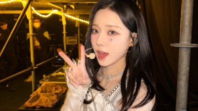 공식 트위터에 올라온 윈터 셀카