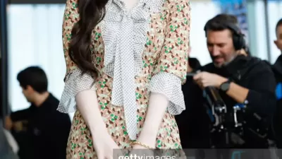 원피스 입은 에스파 카리나 (FW25 프라다쇼)