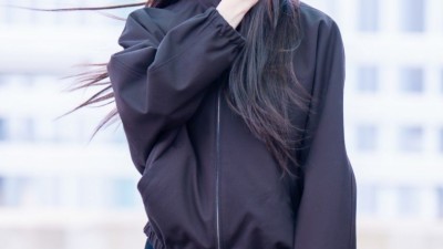 특이한 트임 스커트 공항패션 르세라핌 홍은채